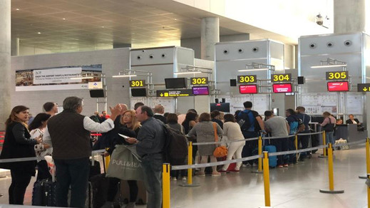 أغلبهم من الريف.. 129 مسافرا عالقين بمطار مليلية بسبب أعطاب فنية في الطائرة أغلبهم من الريف.. 129 مسافرا عالقين بمطار مليلية بسبب أعطاب فنية في الطائرة