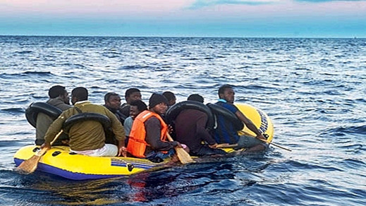 إيقاف 55 مرشحا للهجرة السرية في عرض سواحل جماعة الرواضي بالحسيمة إيقاف 55 مرشحا للهجرة السرية في عرض سواحل جماعة الرواضي بالحسيمة