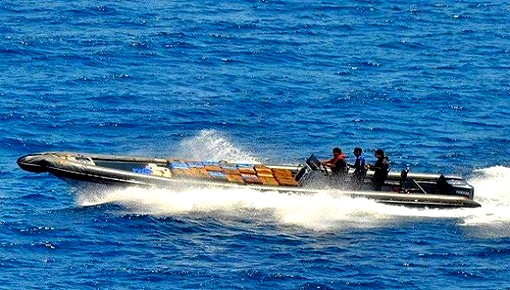 البحرية الملكية تحجز أزيد من 300 كلغ من الشيرا على متن قارب سريع في عرض البحر الأبيض المتوسط البحرية الملكية تحجز أزيد من 300 كلغ من الشيرا على متن قارب سريع في عرض البحر الأبيض المتوسط