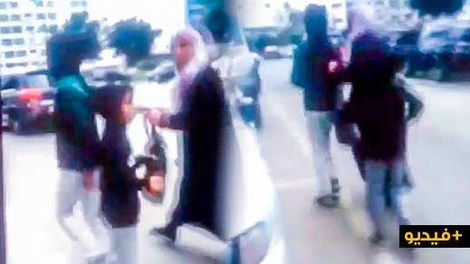شاهدوا.. متسولة تلجأ لسرقة مواطنین بكورنیش طنجة عند رفض مساعدتھا شاهدوا.. متسولة تلجأ لسرقة مواطنین بكورنیش طنجة عند رفض مساعدتھا