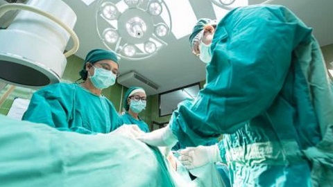 الدكتورة وفاء العلالي إبنة الناظور تخضع لعملية جراحية تكللت بالنجاح