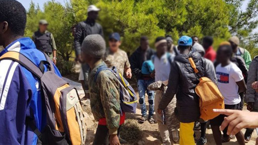 بعد إحباط محاولتهم للهجرة.. مواجهات من القوات العمومية ومهاجرين تسفر عن سقوط 15 جريحا بعد إحباط محاولتهم للهجرة.. مواجهات من القوات العمومية ومهاجرين تسفر عن سقوط 15 جريحا