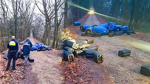 بالصور.. العثور على عشرات البراميل تحتوي على نفايات تصنيع المخدرات في بلجيكا بالصور.. العثور على عشرات البراميل تحتوي على نفايات تصنيع المخدرات في بلجيكا