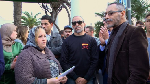 فيديو.. عائلة مغربية بمليلية تحتج على إعتداء الشرطة الإسبانية على إبنها القاصر
