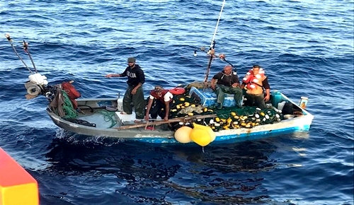 خفر السواحل الاسباني ينقذ صيادين من الحسيمة تعرض قاربهم لعطب في المحرك