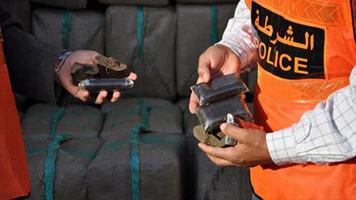 توقيف 3 مستخدمين حاولوا إدخال 25 كيلوغرام من الحشيش إلى الميناء المتوسطي توقيف 3 مستخدمين حاولوا إدخال 25 كيلوغرام من الحشيش إلى الميناء المتوسطي