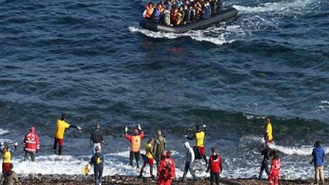 المغرب يُفاوض إسبانيا لدعمه ماديا وتكوين اليد العاملة للحد من تدفق المهاجرين من الشمال والريف المغرب يُفاوض إسبانيا لدعمه ماديا وتكوين اليد العاملة للحد من تدفق المهاجرين من الشمال والريف