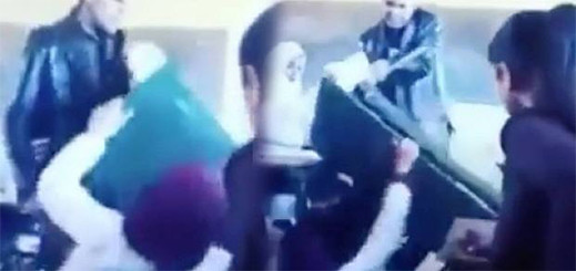 وزارة التعليم توضح حيثيات فيديو الأستاذ الذي "قلب" الطاولة على تلميذته بالقسم وزارة التعليم توضح حيثيات فيديو الأستاذ الذي "قلب" الطاولة على تلميذته بالقسم