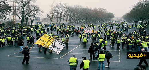 بالفيديو.. اشتباكات عنيفة بين محتجي السترات الصفراء والشرطة خلال الفصل التاسع من المظاهرات بباريس