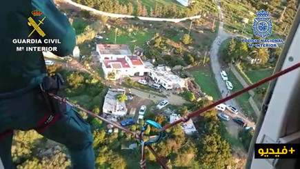 مشاهد مثيرة خلال تفكيك منظمة متخصصة في تهريب الحشيش من شمال المغرب الى إسبانيا مشاهد مثيرة خلال تفكيك منظمة متخصصة في تهريب الحشيش من شمال المغرب الى إسبانيا