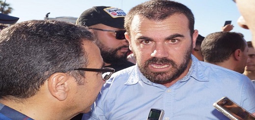 مثير.. الزفزافي من داخل زنزانته: أعلن مقاطعة محاكمة معتقلي الريف وأمامكم الآن قرار إعدامي مثير.. الزفزافي من داخل زنزانته: أعلن مقاطعة محاكمة معتقلي الريف وأمامكم الآن قرار إعدامي