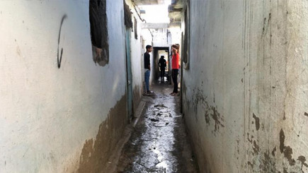 يسكنون دوراً قذرة.. مهاجرون مغاربة على حبال المعاناة بإسبانيا