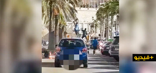 شاهدوا .. ثلاثة شبان مغاربة يقفزون داخل مقصورة شاحنة بمليلية املا في العبور الى الجنوب الإسباني شاهدوا .. ثلاثة شبان مغاربة يقفزون داخل مقصورة شاحنة بمليلية املا في العبور الى الجنوب الإسباني