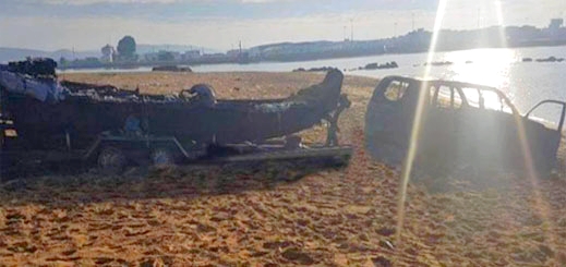 بالصور.. مطاردة هوليودية تنتهي بإحراق مهربين لسيارة وقارب مطاطي بالقرب من طنجة بالصور.. مطاردة هوليودية تنتهي بإحراق مهربين لسيارة وقارب مطاطي بالقرب من طنجة