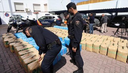 الأمن الإسباني يحجز أزيد من طن من الحشيش كان موجها للسوق الأوروبية الأمن الإسباني يحجز أزيد من طن من الحشيش كان موجها للسوق الأوروبية