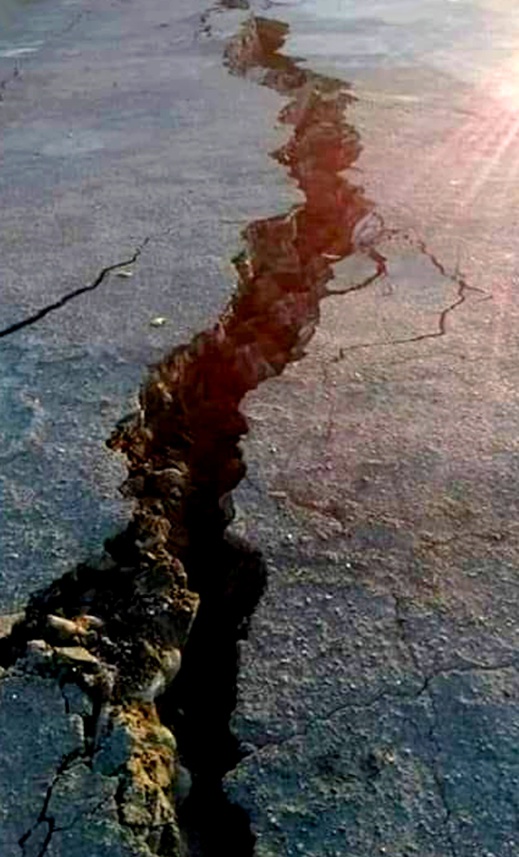 مفزع.. الهزة الأرضية الأخيرة بالدريوش تتسبب في انشقاق الأرض بجماعة أمهاجر مفزع.. الهزة الأرضية الأخيرة بالدريوش تتسبب في انشقاق الأرض بجماعة أمهاجر