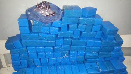 اعتقال أربعة أشخاص بينهم فتاتان بحوزتهم 55 كلغ من الشيرا اعتقال أربعة أشخاص بينهم فتاتان بحوزتهم 55 كلغ من الشيرا