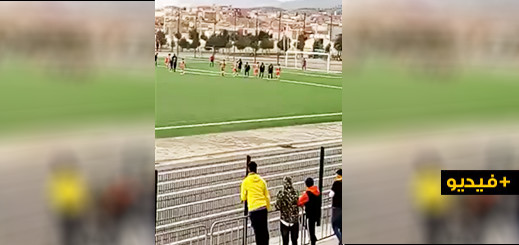 شاهدوا... هدف مشبوه لنهضة سلوان يفجر غضب أنصار هلال الناظور شاهدوا... هدف مشبوه لنهضة سلوان يفجر غضب أنصار هلال الناظور