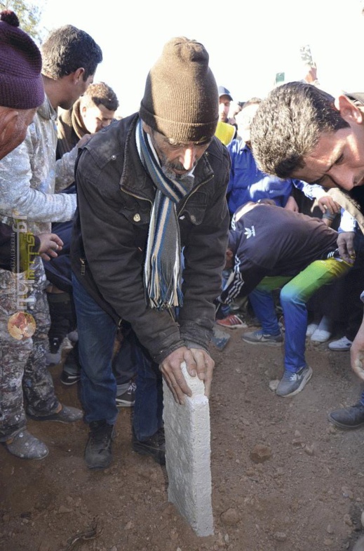 شاهدوا تفاصيل مراسيم دفن الطفلة "إخلاص" وكيف ودّعها والدها المفجوع بقبلة على نعش جثمانها شاهدوا تفاصيل مراسيم دفن الطفلة "إخلاص" وكيف ودّعها والدها المفجوع بقبلة على نعش جثمانها