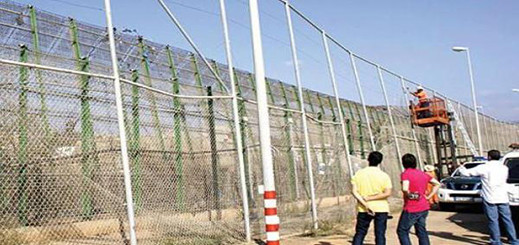 الداخلية الإسبانية تؤكد على إزالة الأسلاك الشائكة من سياج مليلية وسبتة المحتلتين تدريجيا الداخلية الإسبانية تؤكد على إزالة الأسلاك الشائكة من سياج مليلية وسبتة المحتلتين تدريجيا