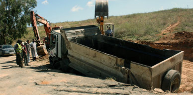 الأرض تبتلع إحدى الشاحنات المكلفة بتعبيد المقطع الطرقي الرابط بين بودينار وكرونة الأرض تبتلع إحدى الشاحنات المكلفة بتعبيد المقطع الطرقي الرابط بين بودينار وكرونة