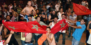 أجواء احتفالية صاخبة بزايو احتفالا بفوز المنتخب المغربي على نظيره الجزائري أجواء احتفالية صاخبة بزايو احتفالا بفوز المنتخب المغربي على نظيره الجزائري