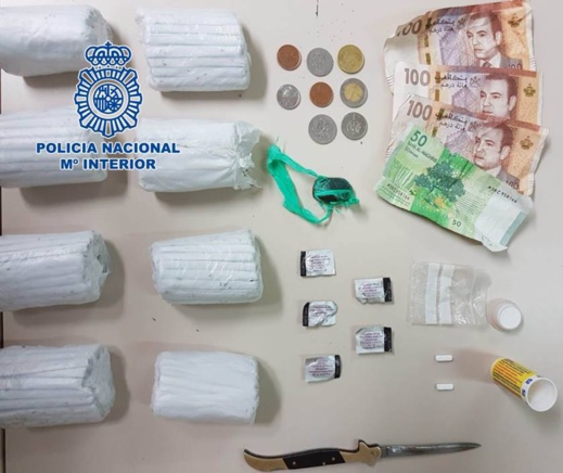 بالصور.. الشرطة الوطنية الإسبانية توقف مغربيا يروج "الكيف" والأقراص المهلوسة بشوارع مليلية بالصور.. الشرطة الوطنية الإسبانية توقف مغربيا يروج "الكيف" والأقراص المهلوسة بشوارع مليلية