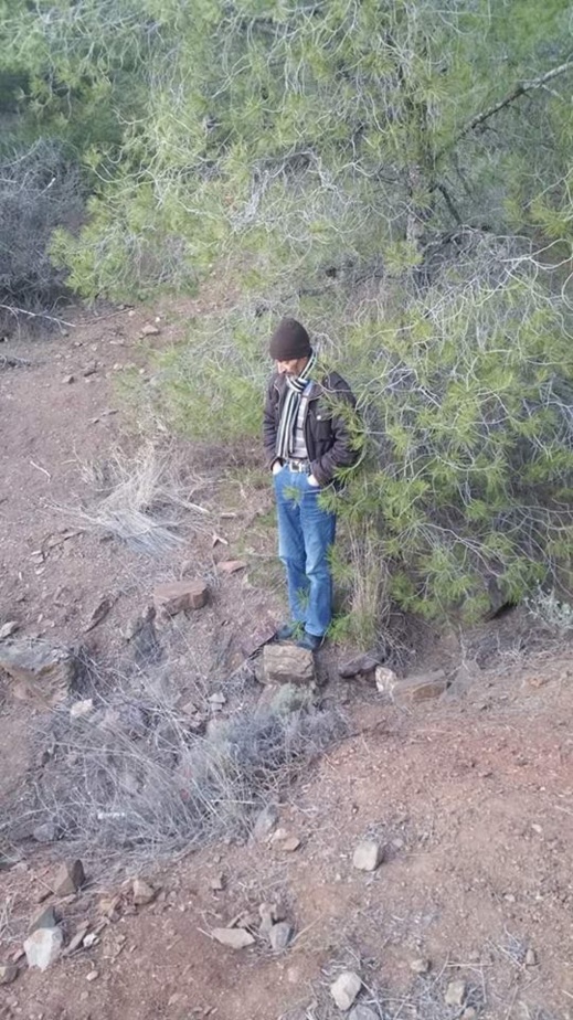 صورة مؤثرة لوالد "إخلاص" وهو يتأمل مكان العثور على جثة طفلته تجتاح الفايسبوك + الصورة