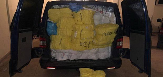 جمارك زمرة زايو تحجز سيارتين على متنهما كمية هائلة من الأكياس البلاستيكية