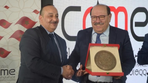 بالفيديو.. وزير الثقافة والاتصال يكرم الدكتور عبد الله بوصوف