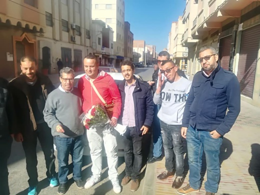 نشطاء الحراك الشعبي بالناظور يستقبلون زميلهم المعتقل وافي قجوع بعد معانقته الحرية