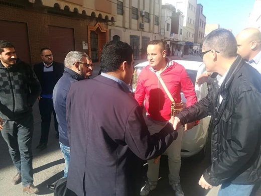 نشطاء الحراك الشعبي بالناظور يستقبلون زميلهم المعتقل وافي قجوع بعد معانقته الحرية