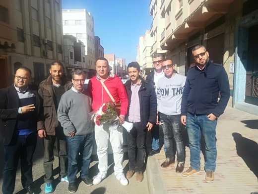 نشطاء الحراك الشعبي بالناظور يستقبلون زميلهم المعتقل وافي قجوع بعد معانقته الحرية