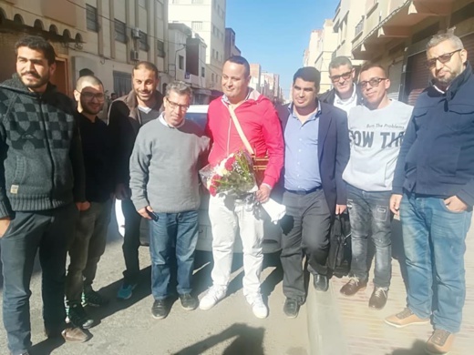 نشطاء الحراك الشعبي بالناظور يستقبلون زميلهم المعتقل وافي قجوع بعد معانقته الحرية نشطاء الحراك الشعبي بالناظور يستقبلون زميلهم المعتقل وافي قجوع بعد معانقته الحرية