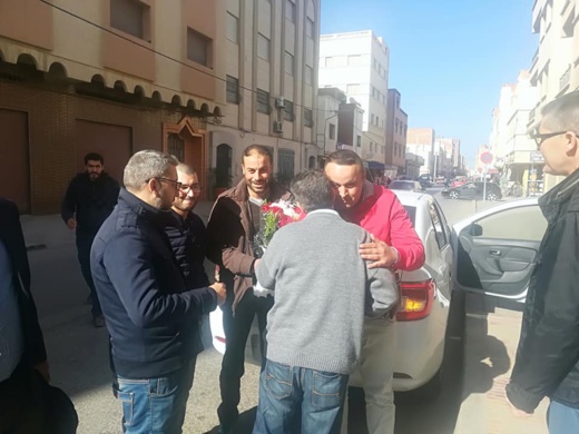نشطاء الحراك الشعبي بالناظور يستقبلون زميلهم المعتقل وافي قجوع بعد معانقته الحرية
