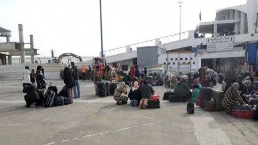 فوضى وتسيب يخيمان على موسم هجرة "عاملات الفراولة" بالميناء 