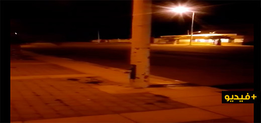 غريب بالفيديو.. شاهدوا كيف يتحكّم أي مواطن في إشعال وإطفاء الإنارة العمومية بمدينة ميضار غريب بالفيديو.. شاهدوا كيف يتحكّم أي مواطن في إشعال وإطفاء الإنارة العمومية بمدينة ميضار