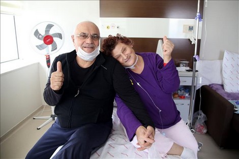 مسن يفاجئ زوجته بمناسبة عيد الحب ويهديها كليته مسن يفاجئ زوجته بمناسبة عيد الحب ويهديها كليته