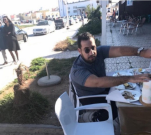 صور "أليكساندر" الحارس الشخصي للرئيس الفرنسي ماكرون وهو بمطعم شعبي نواحي الناظور تثير الصحافة صور "أليكساندر" الحارس الشخصي للرئيس الفرنسي ماكرون وهو بمطعم شعبي نواحي الناظور تثير الصحافة