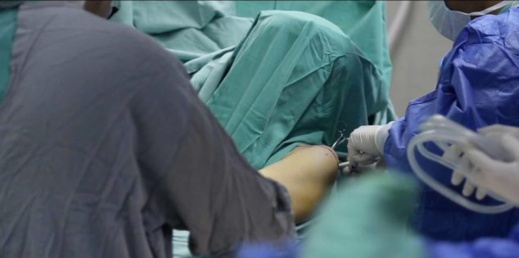 مهاجرة مغربية تنجب طفلا من زوجها التسعيني وسكان الحي يصفون الحدث بالمعجزة
