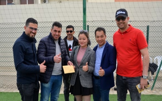 رجل أعمال من الصين يساهم بمنحة مالية لفريق الوفاء الرياضي الدريـوش بعد زيارته للمدينة