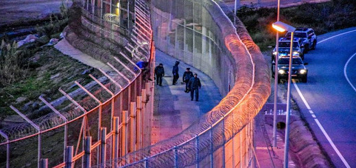 شهر مارس نهاية الأسلاك الشائكة من السياج الحدودي لمليلية المحتلة شهر مارس نهاية الأسلاك الشائكة من السياج الحدودي لمليلية المحتلة