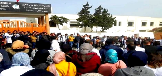 الحسيمة.. أساتذة "التعاقد" يؤدون قسم مقاطعة توقيع ملحق "الكونطرا" في وقفة احتجاجية الحسيمة.. أساتذة "التعاقد" يؤدون قسم مقاطعة توقيع ملحق "الكونطرا" في وقفة احتجاجية