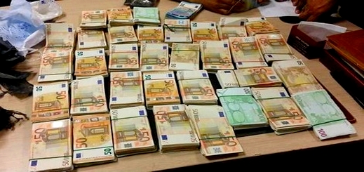 حجز مبالغ مالية مهمة بالعملة الصعبة وأجهزة إلكترونية مهربة بالميناء المتوسطي حجز مبالغ مالية مهمة بالعملة الصعبة وأجهزة إلكترونية مهربة بالميناء المتوسطي