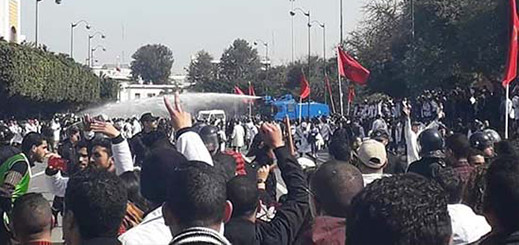 السلطات تحاصر مسيرة الأساتذة المتعاقدين بخراطيم المياه لمنعها من اختراق شارع القصر الملكي