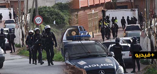 شاهدوا.. الشرطة الإسبانية تداهم منازل لمهاجرين مغاربة بحث عن الأسلحة النارية شاهدوا.. الشرطة الإسبانية تداهم منازل لمهاجرين مغاربة بحث عن الأسلحة النارية