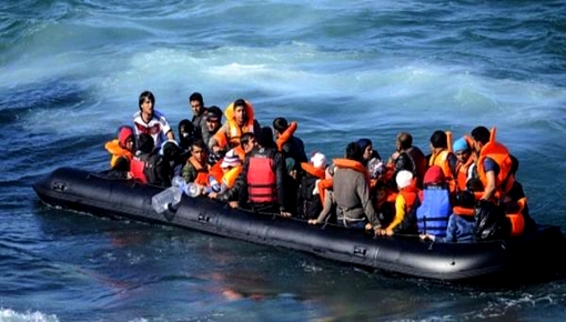 البحرية الاسبانية تنقذ قاربا على متنه 48 مهاجرا سريا البحرية الاسبانية تنقذ قاربا على متنه 48 مهاجرا سريا