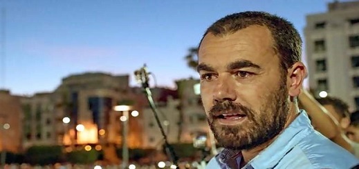 الزفزافي للمحتجين في الجزائر: نحييكم على السلمية ولو فصلت بيننا الحدود سنتقاسم الهموم نفسها الزفزافي للمحتجين في الجزائر: نحييكم على السلمية ولو فصلت بيننا الحدود سنتقاسم الهموم نفسها