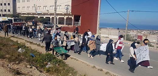 طلبة بني بوغافر يشعلون شوارع إعزانن احتجاجا ضد تنصل المسؤولين من تحقيق مطلب دعم النقل الجامعي