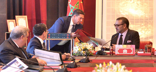 الملك يدعو رئيس الحكومة ووزرائه لمقاربة واقعية لتطلعات المغاربة وانتظاراتهم الملك يدعو رئيس الحكومة ووزرائه لمقاربة واقعية لتطلعات المغاربة وانتظاراتهم